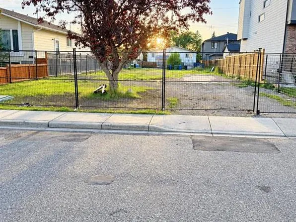 4647 79th St NW, Calgary, AB T3B 2P1