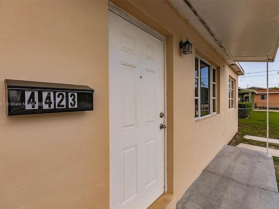 4th image of 4423 Lake Ave