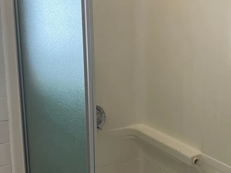 2nd Floor-Full Bathroom
