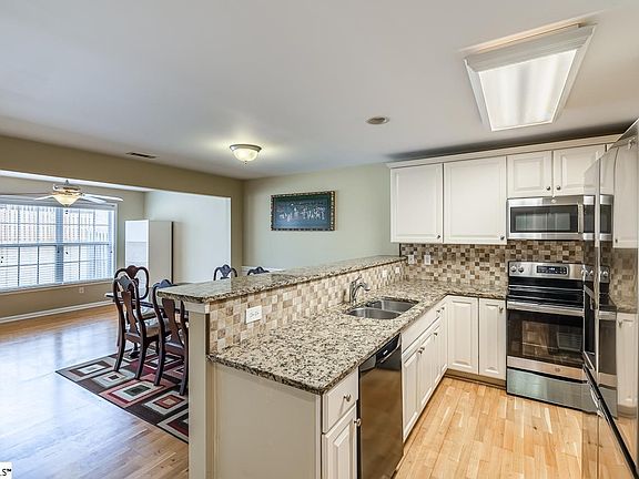 3rd image of 309 Hillsdale Dr