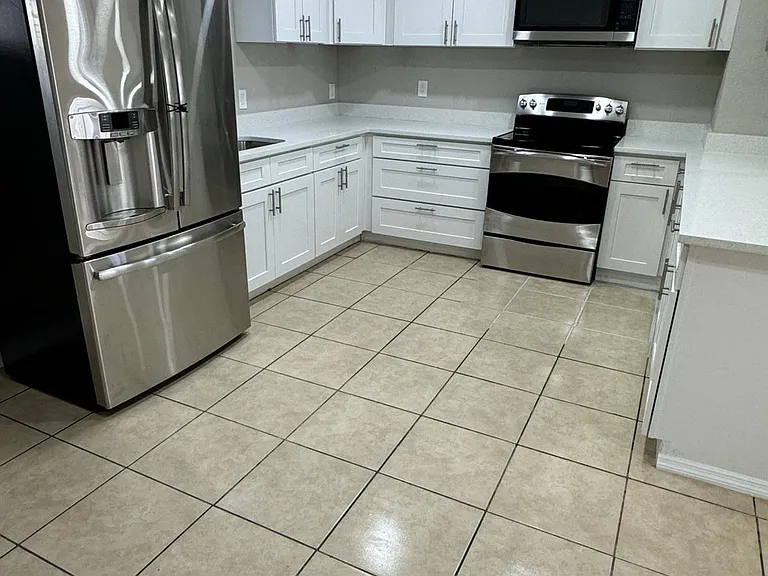 3120 E Columbus Dr — Photo 2