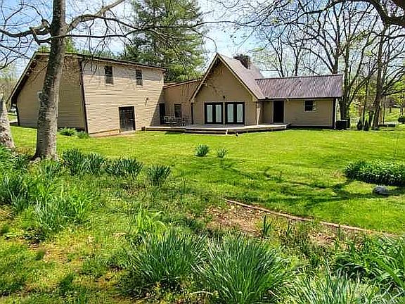 Park-like back yard w/ deck