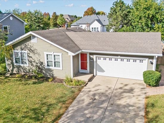 489 Pinewood Dr, North Aurora, IL 60542