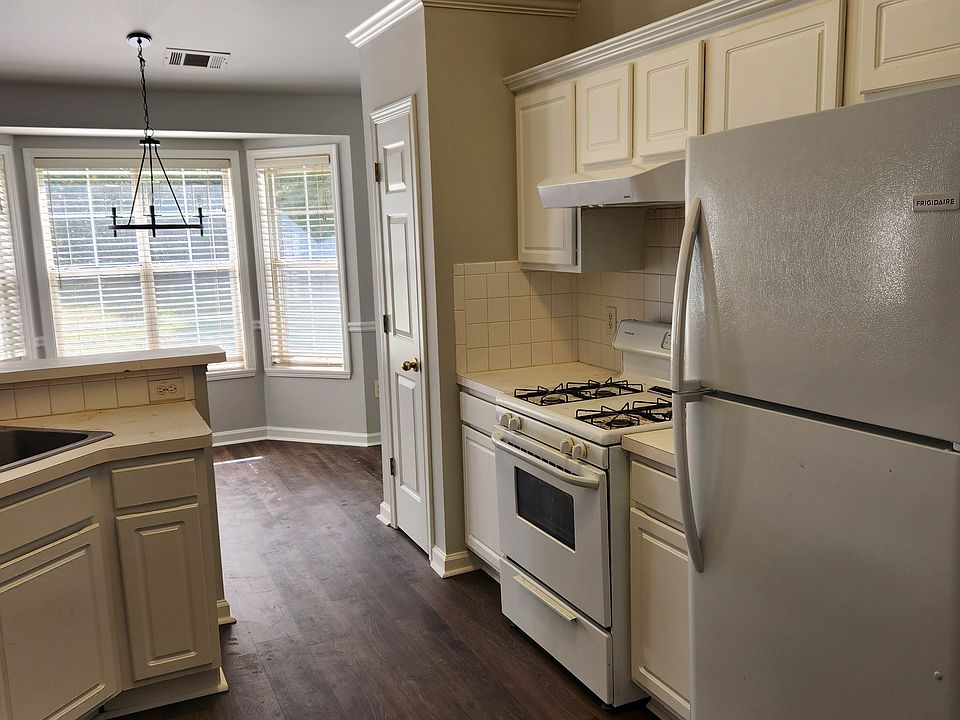 2345 Shady Oaks Dr, Loganville, GA 30052 | Zillow