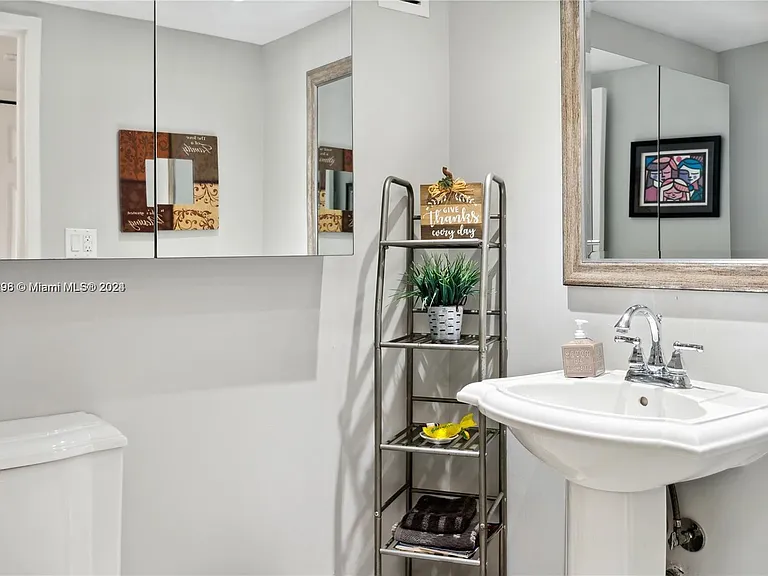 5401 Collins Ave #1123 — Photo 31