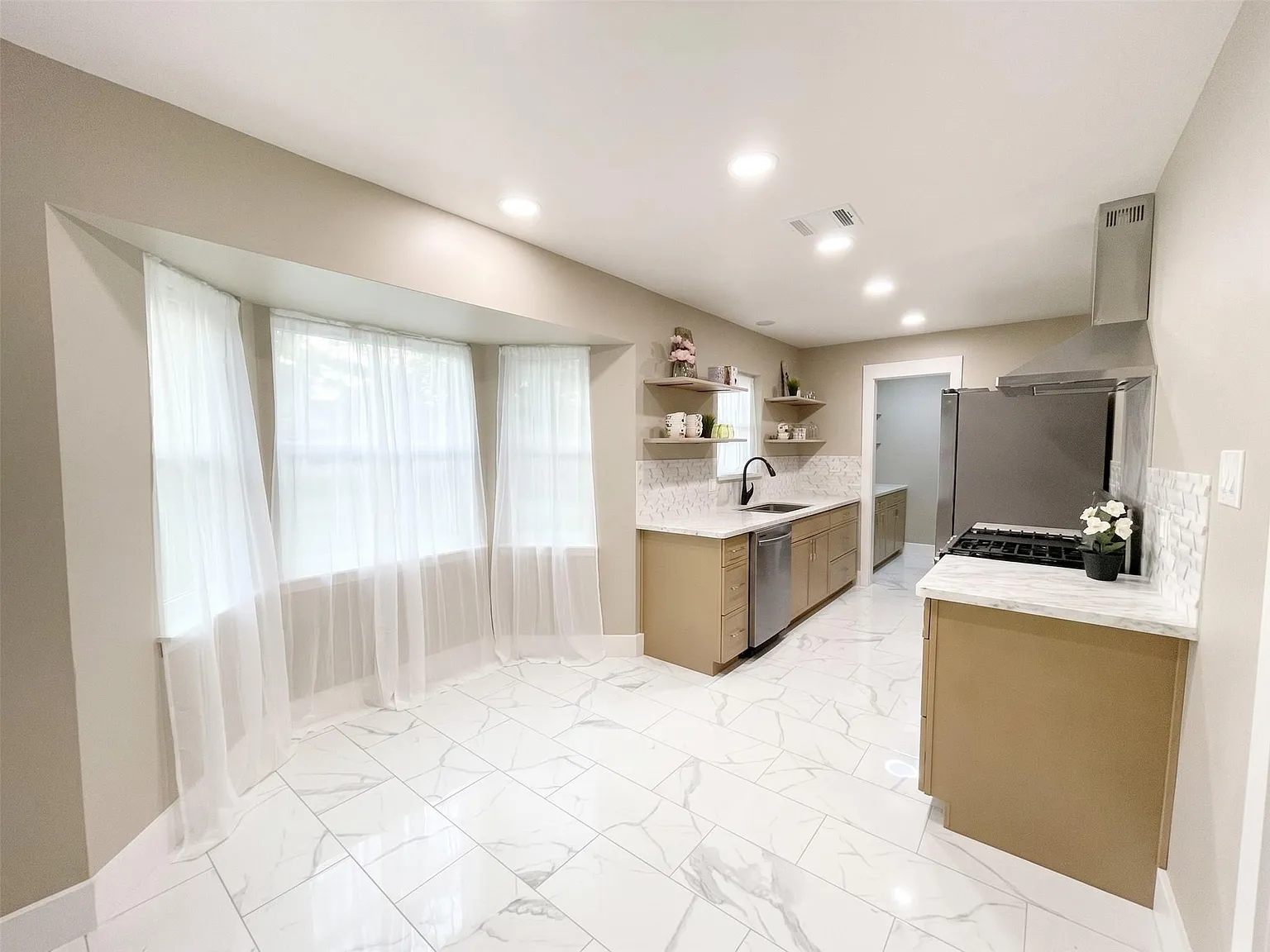 3 bed, 2.0 bath, 1575 sqft, $2,150 — Photo 3