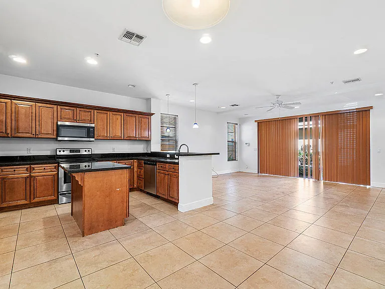 811 S Federal Hwy #4 — Photo 1