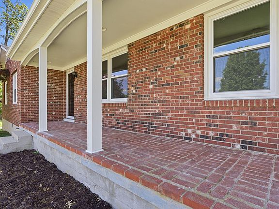 3rd image of 105 Robin Rd