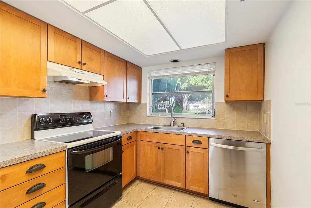 2 bed, 1.5 bath, 928 sqft, $1,940 — Photo 2