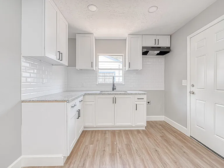 6715 Victoria St — Photo 19