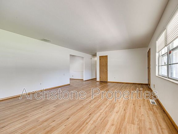 5th image of 3121 Lakeside Dr