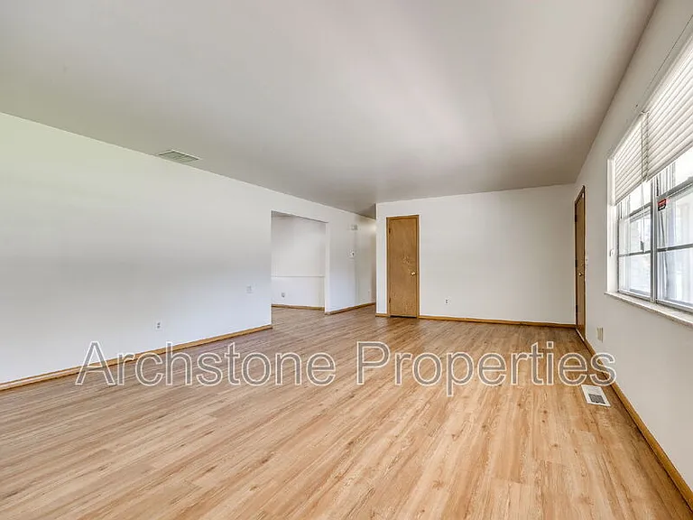 3121 Lakeside Dr — Photo 5