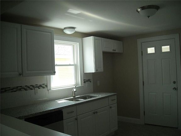 5th image of 140 Rosemont Ave SE
