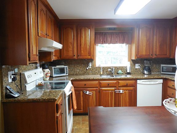 3rd image of 10 Barkland Dr