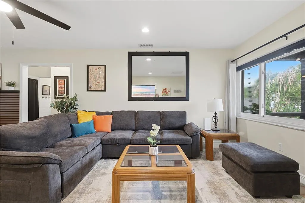 3 bed, 2.0 bath, 1428 sqft, $4,820 — Photo 2