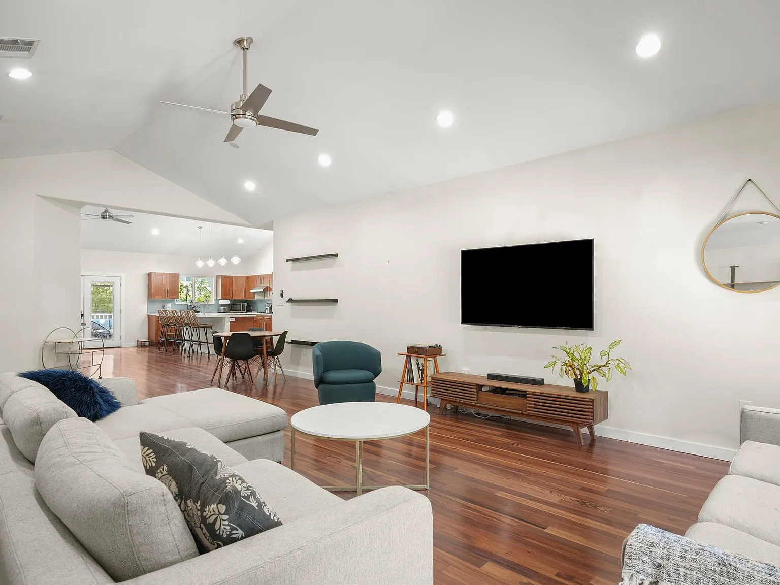 3 bed, 2.0 bath, 2188 sqft, $5,400 — Photo 3