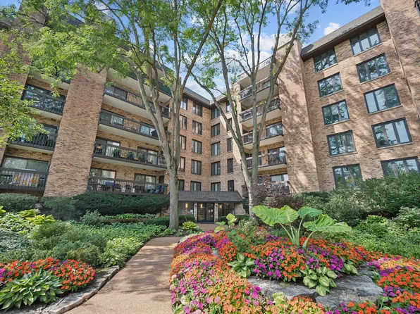 1740 Mission Hills Rd E #303, Northbrook, IL 60062