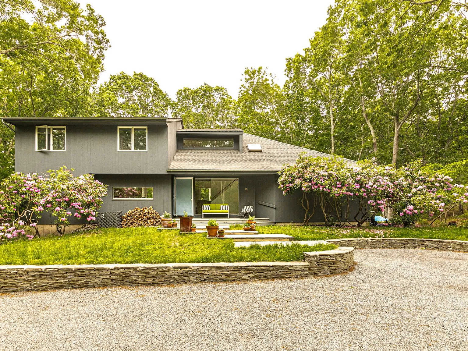 New Renovation Near the Village of East Hampton — Photo 1
