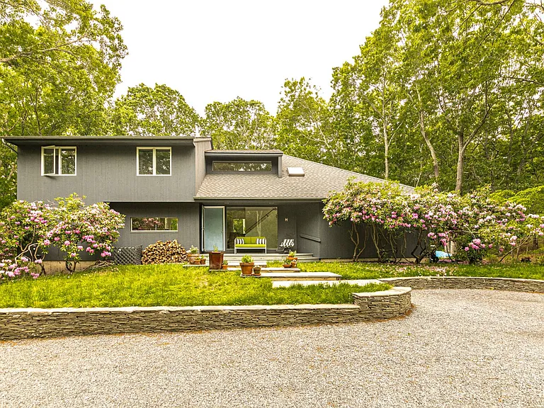 3 Jonathan Dr — Photo 1