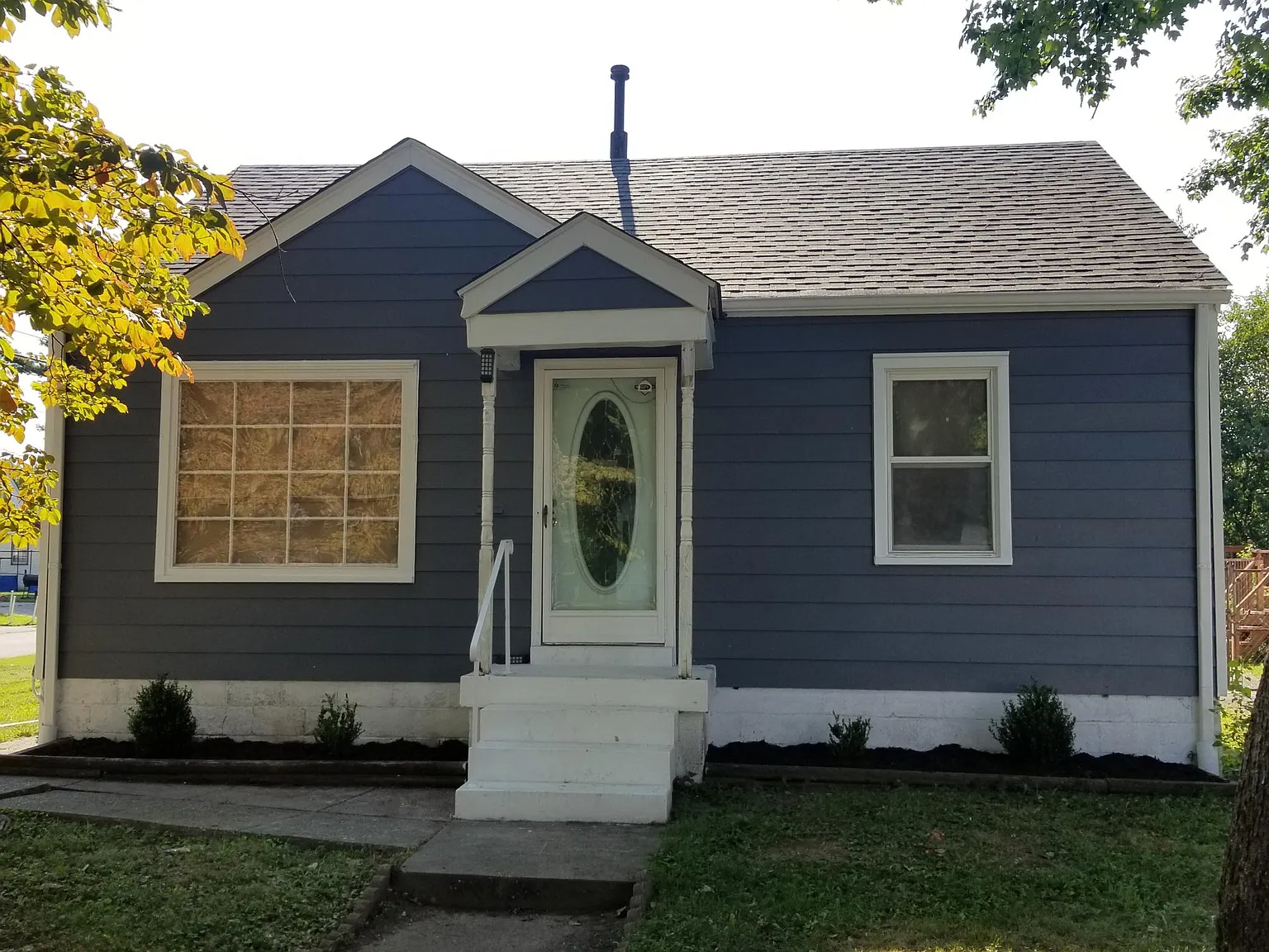 3 bed, 1.5 bath, 1322 sqft, $1,650 — Photo 1