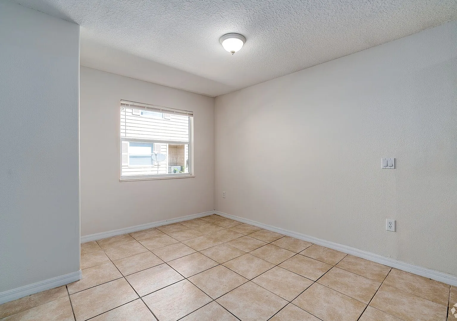 Spacious 4-Bed, 2.5-Bath Townhome Minutes from the Indian River! — Photo 4