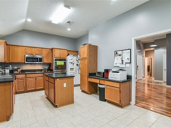 4th image of 702 Claridge Dr