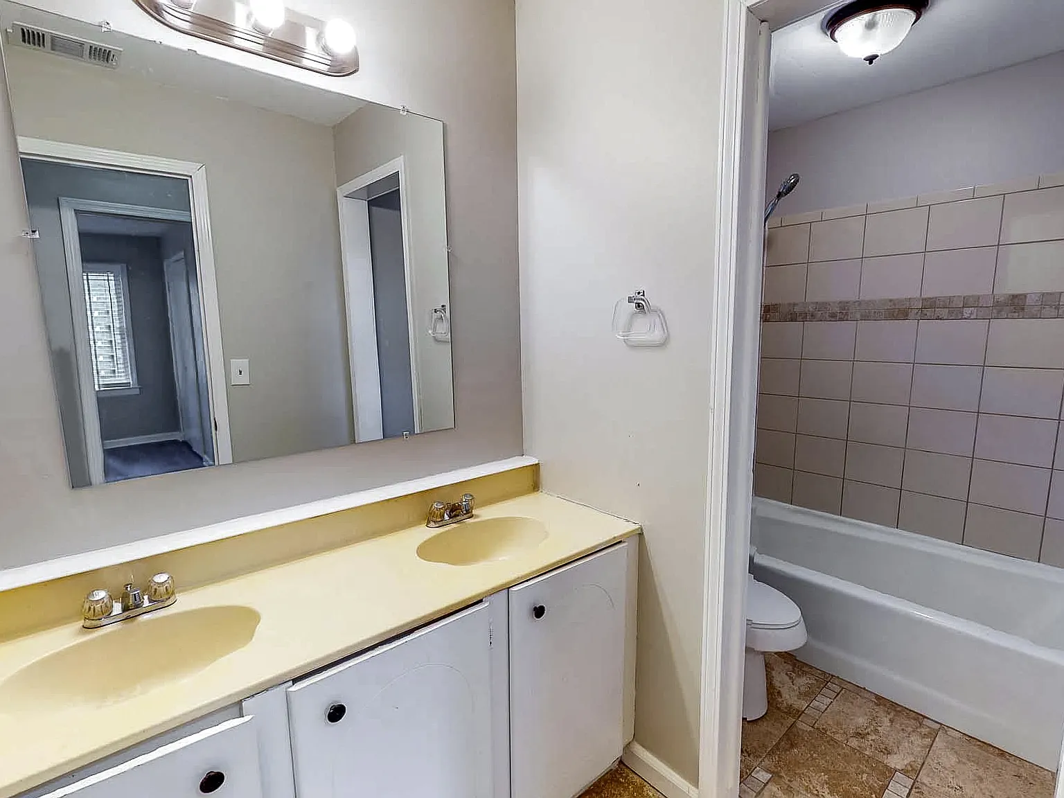4 bed, 3.0 bath, 3919 sqft, $685 — Photo 3