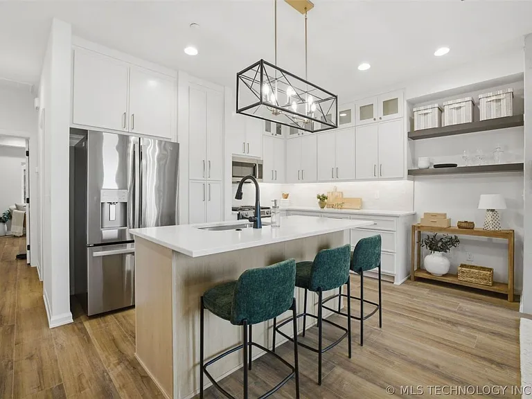 504 E B St — Photo 47