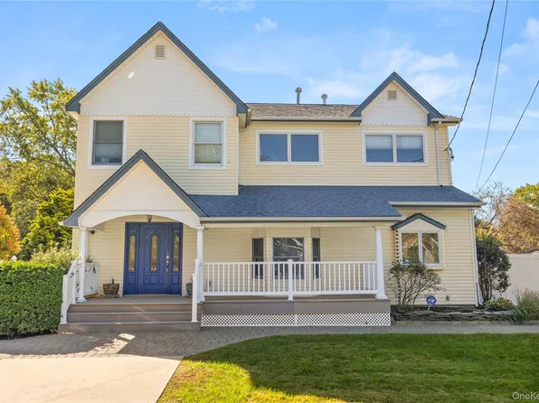 46 Garden City Street, Bay Shore, NY 11706