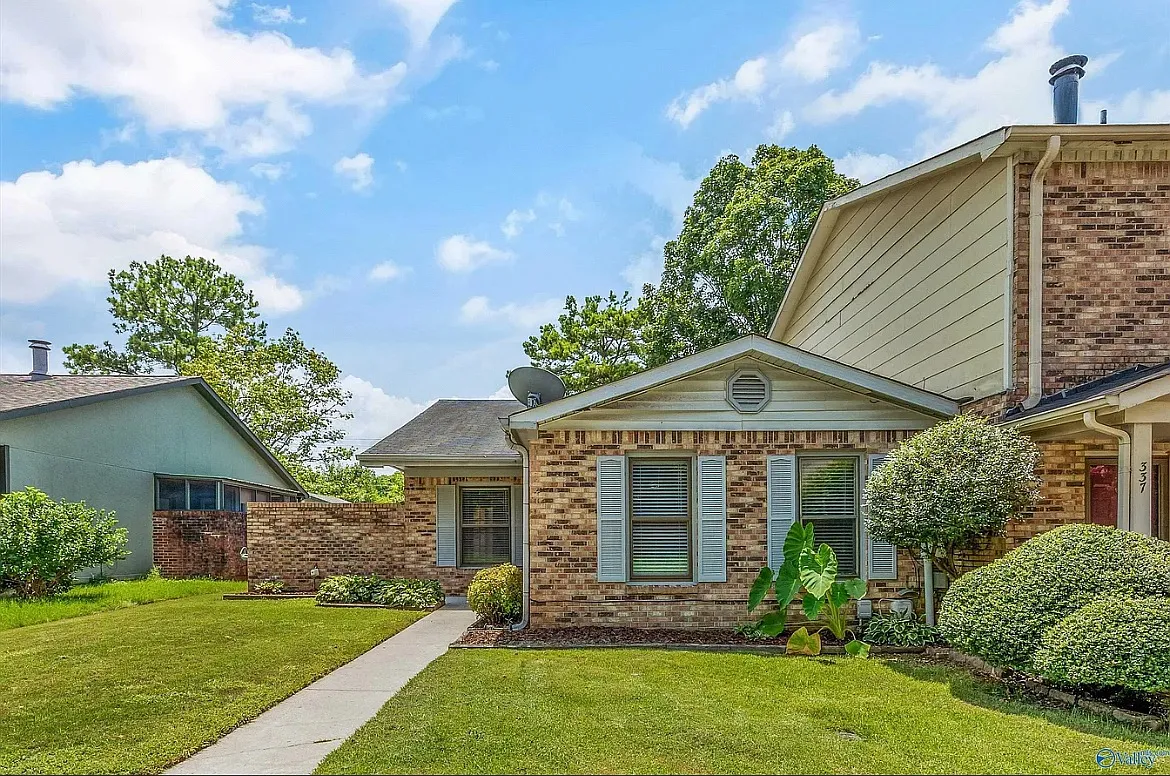 335 Chateau Dr — Photo 1