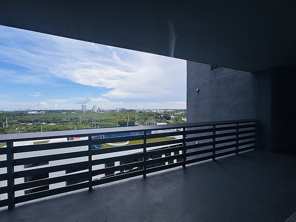 3rd image of 16385 Biscayne Blvd Unit 1204