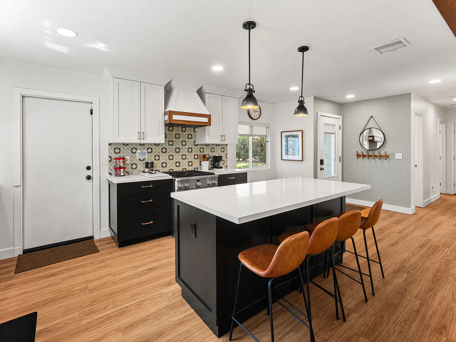 3 bed, 1200 sqft, $4,995 — Photo 3