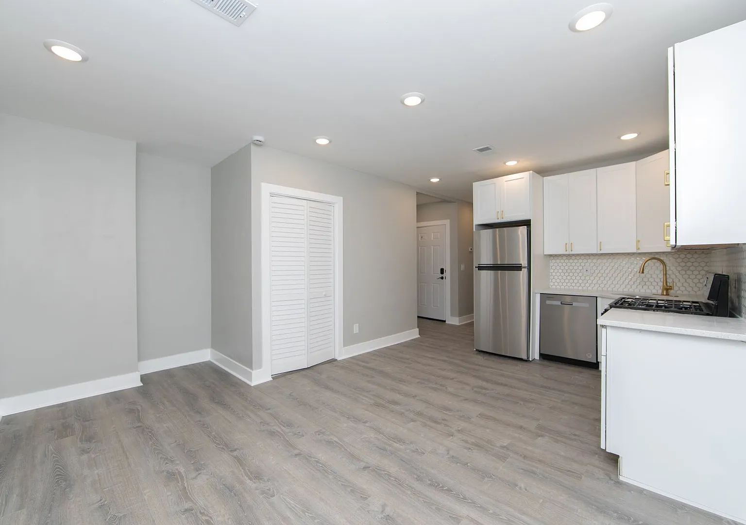 Beautiful Gut Renovated 2 Bed/1 Bath 2nd Floor Apartment on Broadway Avenue in Camden! — Photo 4