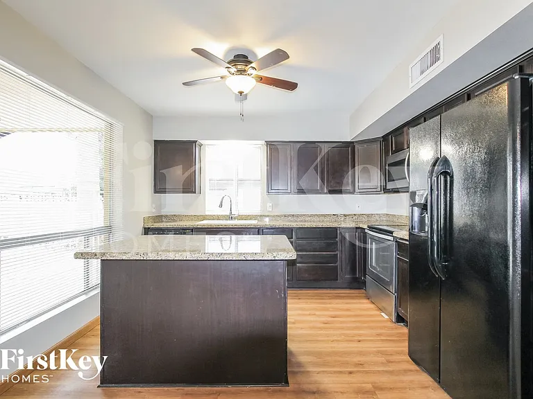 9047 N 48th Ave — Photo 5