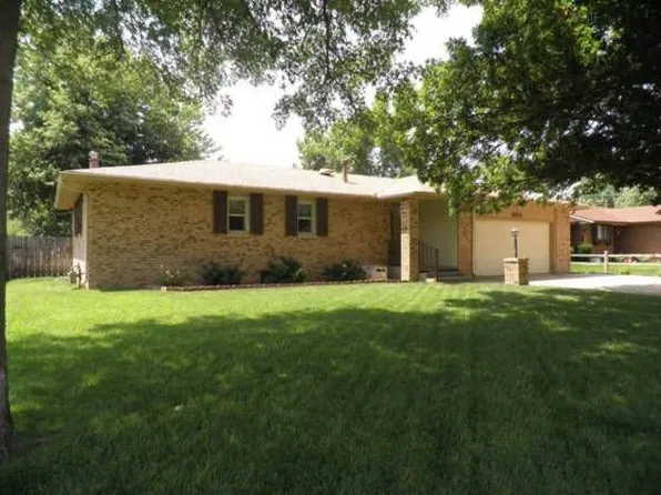 3313 Nutmeg Ln, Hutchinson, KS 67502