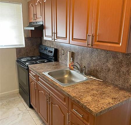 2nd image of 1845 Lauderdale Manor Dr