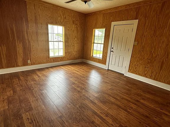 4th image of 2621 Magnolia Ave