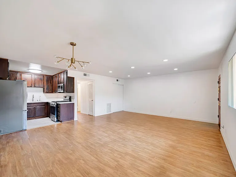 1614 E Chevy Chase Dr — Photo 6