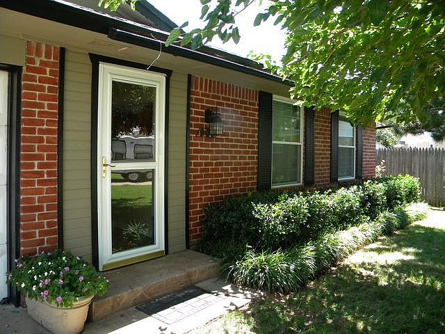 2nd image of 900 Larkspur Ln