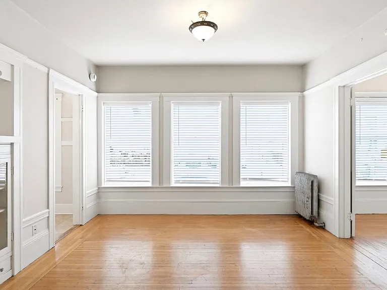The Townsend Apartments, located at 1029 Oak Street, is a beautiful four-story, historic brick bu... — Photo 4