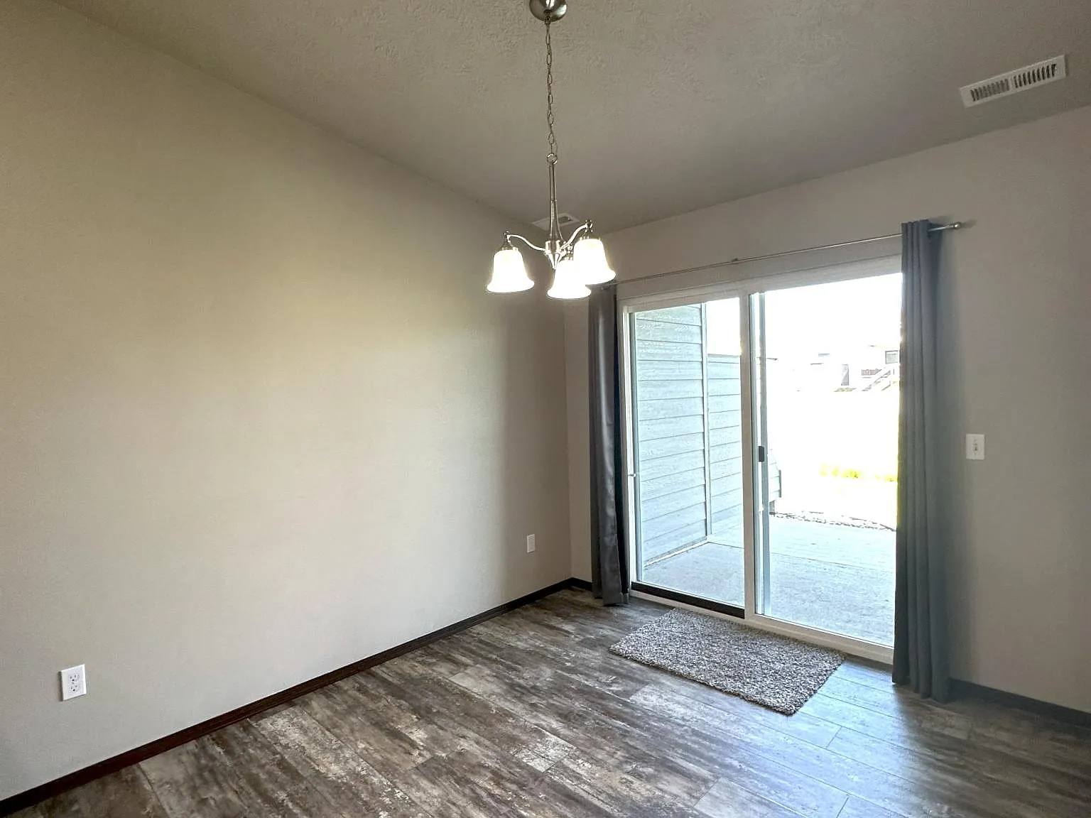 3 bed, 1453 sqft, $1,925 — Photo 2