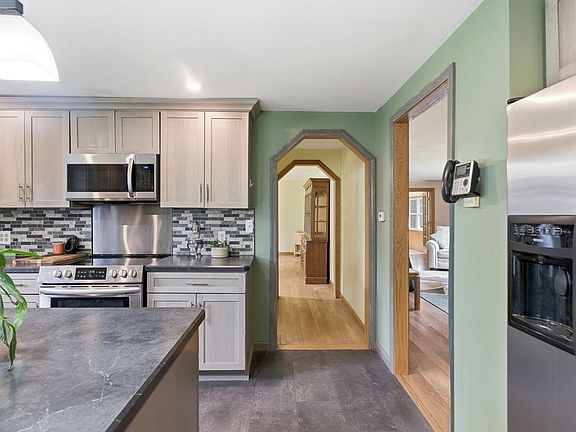 4th image of 35 Royalston Rd N