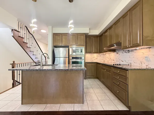 5710 Long Valley Rd, Mississauga, ON L5M 0M1