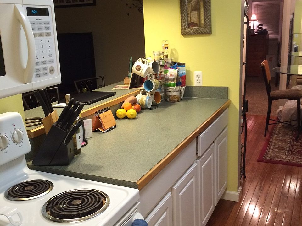 Kitchen with Breakfast Bar