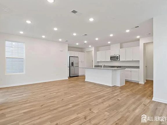 5th image of 735 Station Rd