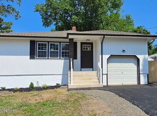 29 Wayside Dr, Keyport, NJ 07735