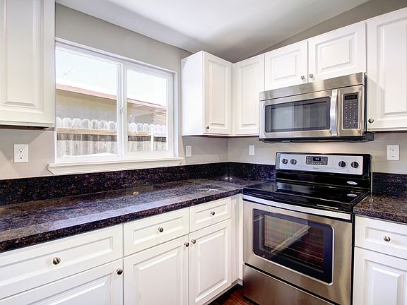 3rd image of 721 Beardsley Dr