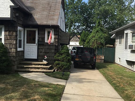 3rd image of 220 Woodvale Ave