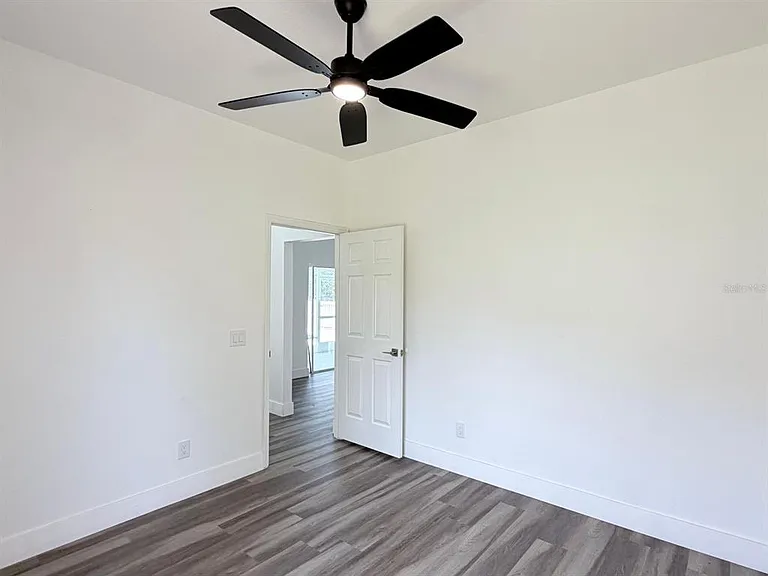 906 Berwick Dr — Photo 29