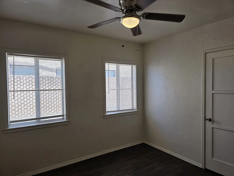 101 W Desert View Dr — Photo 16